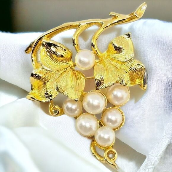 Lisner Leaf Grape Brooch Clustered Imitation White Pearls Gold Tone Finish Vtg - Picture 1 of 10